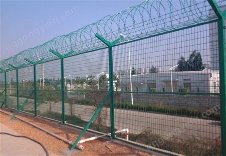 围栏网 护栏网用于厂区 铁路 公路防护 华瑞是生产及安装一体团队专业